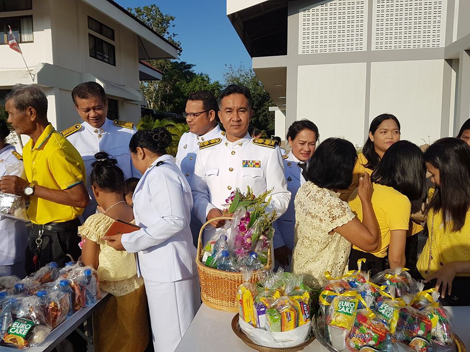 นายเมธา หมานพัฒน์สาธารณสุขอำเภอบ้านตาขุน และนายวินัย อินทร์ชนะ นายมงคล เจริญแพทย์ผช.สสอ พร้อมด้วย ข้าราชการ พนักงานราชการ พนักงานกระทรวงสาธารณสุขลูกจ้างในสังกัดสำนักงานสาธารณสุขอำเภอบ้านตาขุน ร่วมพิธีทำบุญตักบาตร พิธีวางพานพุ่มดอกไม้ ถวายบังคม พระบาทสมเด็จพระบรมชนกาธิเบศร มหาภูมิพลอดุลยเดชมหาราช บรมนาถบพิตร และร่วมกันทำจิตอาสาพัฒนา