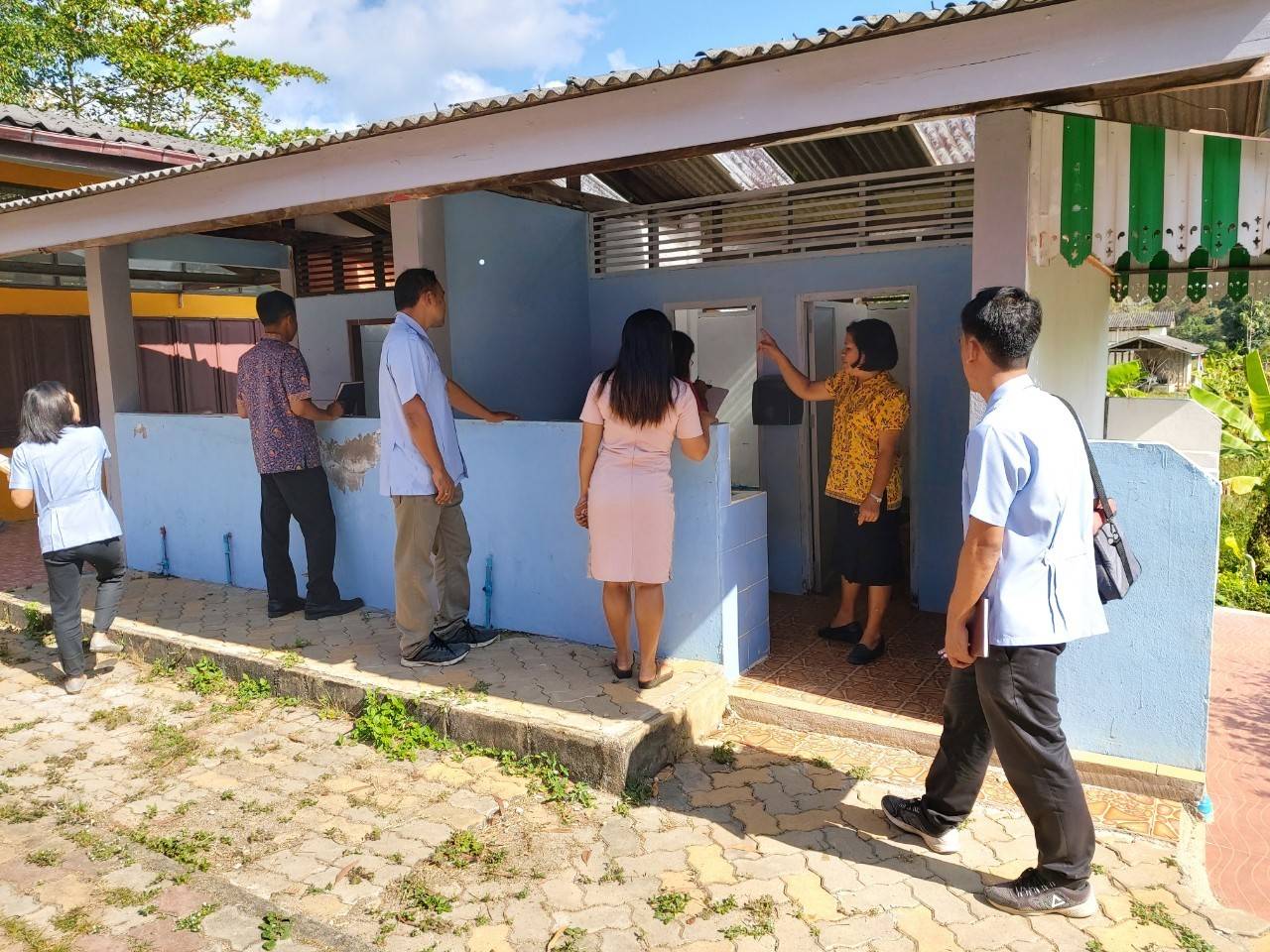 สำนักงานสาธารณสุขอำเภอบ้านตาขุน เตรียมความพร้อมโรงเรียนบ้านพัฒนา เพื่อเข้ารับการประเมินโรงเรียนรอบรู้ โดยมีการประเมินติดตามเพื่อนำข้อที่ควรพัฒนาเพิ่มมาวางแผนปรับปรุง สำหรับกิจกรรมในวันนี้ดูห้องน้ำตามเกณฑ์มาตรฐาน HAS/มาตรฐานการสุขาภิบาลโรงอาหาร/การตรวจน้ำเบื้องต้นดื่มด้วยชุด อย11