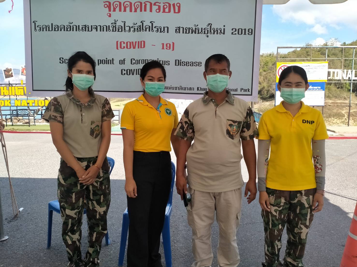 เจ้าหน้าที่บุคลากรทางด้านสาธารณสุข ประจำจุดคัดกรอง เพื่อเฝ้าระวังเชื้อไวรัสโคโรน่า2019 หรือ covid-19  ณ ท่าเรือเขื่อนรัชชประภา อุทยาแห่งชาติเขาสก