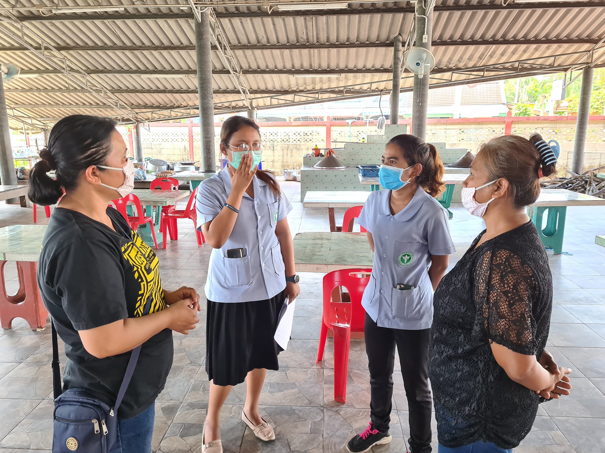 วันที่ 22 เมษายน 2563 ฝ่ายปกครองอำเภอบ้านตาขุน ร่วมกับ สำนักงานสาธารณสุขอำเภอบ้านตาขุน โรงพยาบาลบ้านตาขุน นำโดย นายปฐมพงศ์ ชูช่วย ปลัดอำเภอ นายวินัย อินทร์ชนะ ผู้ช่วยสาธารณสุขอำเภอบ้านตาขุน และนางสุพรรณี ณนคร หัวหน้ากลุ่มงานบริการด้านปฐมภูมิและองค์รวม โรงพยาบาลบ้านตาขุน พร้อมคณะเจ้าหน้าที่ เข้าให้ความรู้และแนวทางมาตรการการเฝ้าระวังโรคcovid-19 ในการจัดพิธีบำเพ็ญกุศลศพ เพื่อให้เกิดความปลอดภัยและป้องกันการแพร่ระบาดของโรค covid-19 ณ วัดบ้านตาขุน ต.เขาวง