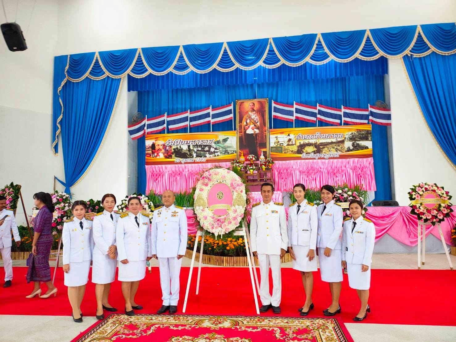 วันที่ 23 ตุลาคม 2563) เวลา 08.30 น.          สำนักงานสาธารณสุขอำเภอบ้านตาขุน นำโดย นายเมธา หมานพัฒน์ สาธารณสุขอำเภอบ้านตาขุน พร้อมด้วย ผู้ช่วยสาธารณสุขอำเภอ ผอ.รพ.สต.ในเครือข่าย บุคลากรทางด้านสาธารณสุข เข้าร่วมในพิธีวางพวงมาลา เนื่องในวันคล้ายวันสวรรคต พระบาทสมเด็จพระจุลจอมเกล้าเจ้าอยู่หัว ประจำปี 2563 (วันปิยมหาราช) ณ ที่ว่าการอำเภอบ้านตาขุน จังหวัดสุราษฎร์ธานี         โดยมีนายกล้าณรงค์ ยุติธรรม นายอำเภอบ้านตาขุน เป็นประธาน พร้อมด้วย หัวหน้าส่วนราชการ หัวหน้าหน่วยงานรัฐวิสาหกิจ ผู้บริหารองค์กรปกครองส่วนท้องถิ่น ผู้บริหารสถานศึกษา กำนัน ผู้ใหญ่บ้านฯ เข้าร่วมกิจกรรม